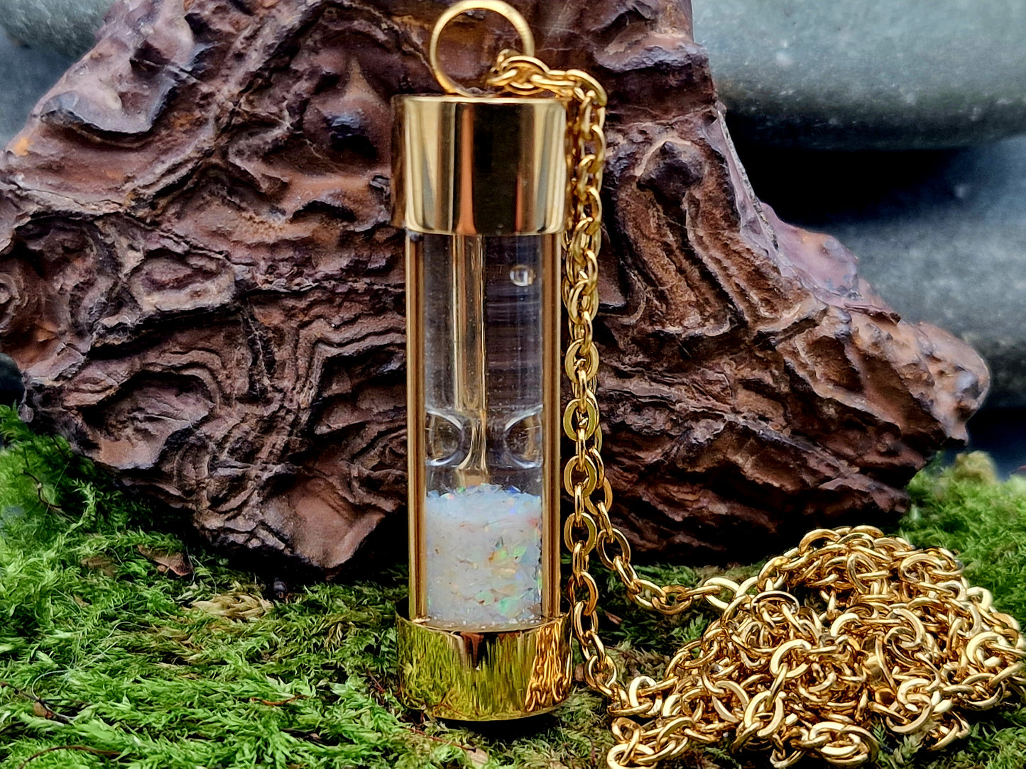 Goldfarbene Edelstahl Sanduhr mit Coober Pedy Opalsplittern, mehrfarbiges Opalfeuer, Nr. 2, goldfarbene Edelstahlkette 60cm