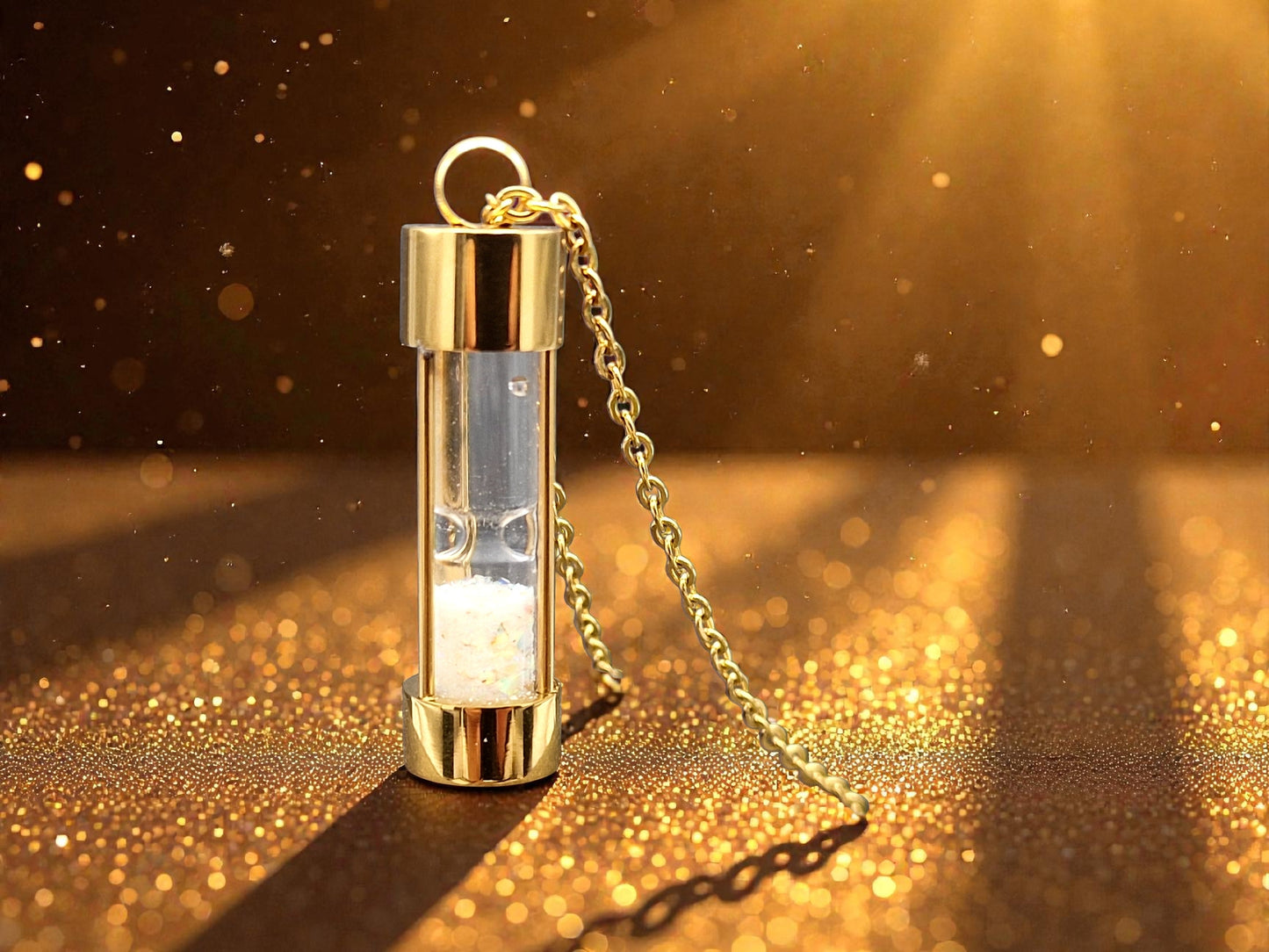 Goldfarbene Edelstahl Sanduhr mit Coober Pedy Opalsplittern, mehrfarbiges Opalfeuer, Nr. 2, goldfarbene Edelstahlkette 60cm