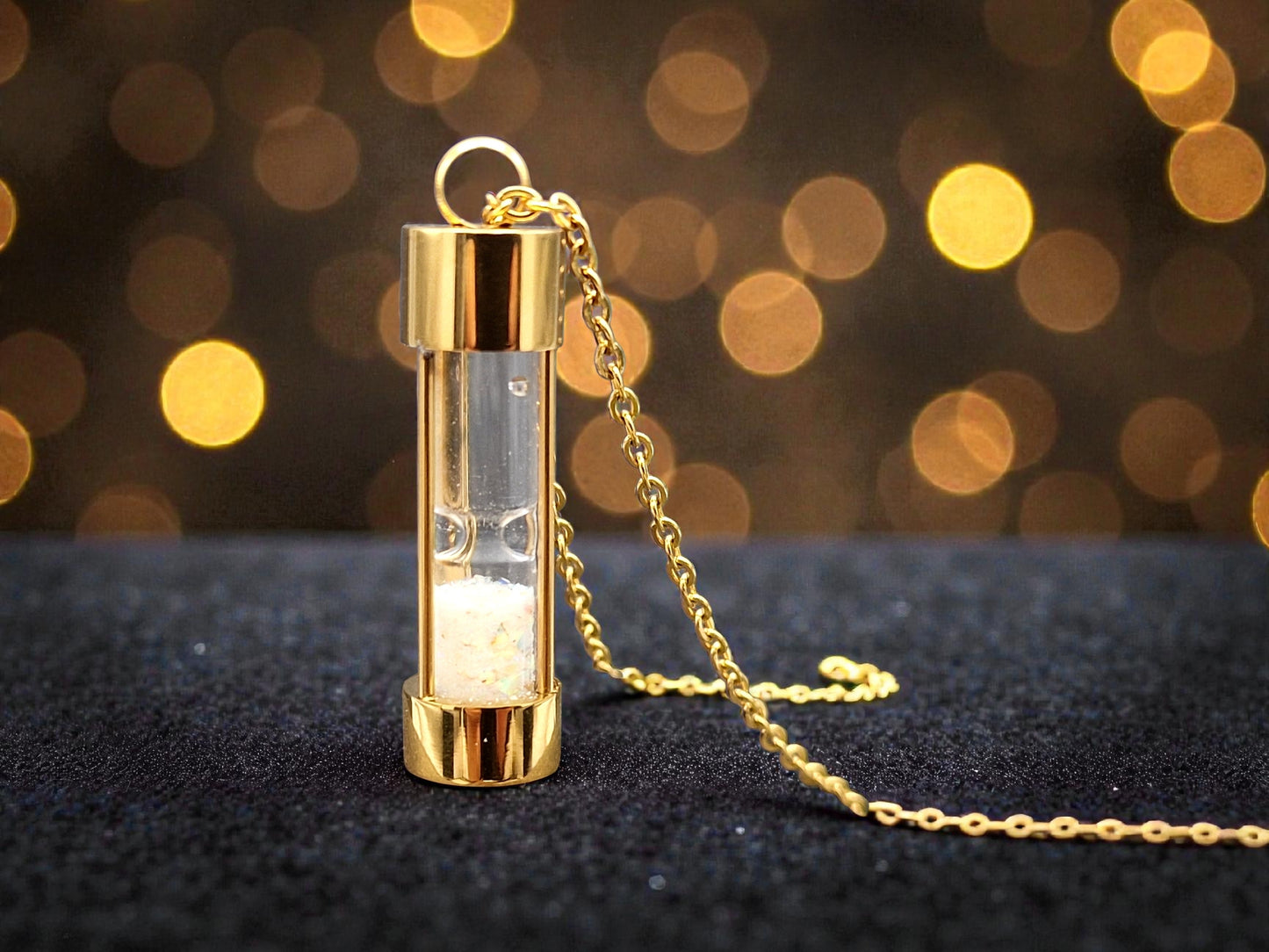 Goldfarbene Edelstahl Sanduhr mit Coober Pedy Opalsplittern, mehrfarbiges Opalfeuer, Nr. 2, goldfarbene Edelstahlkette 60cm
