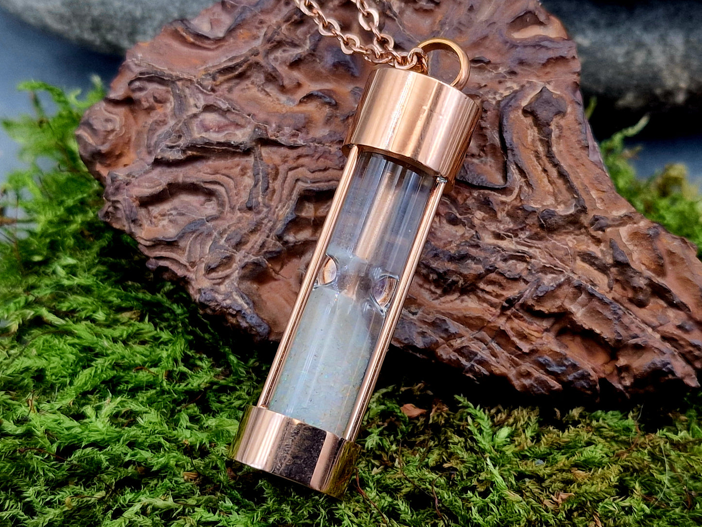 rotgoldfarbender Edelstahl Sanduhr Anhhänger, bunte Lightning Ridge Opalsplitter, Edelstahlkette 50cm, von Hand individualisiert