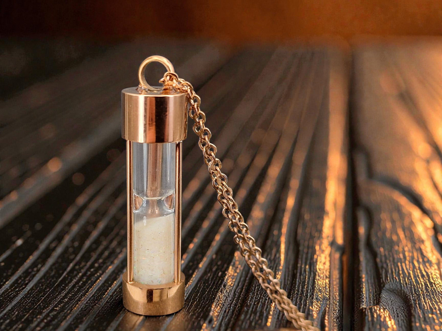 rotgoldfarbender Edelstahl Sanduhr Anhhänger, bunte Lightning Ridge Opalsplitter, Edelstahlkette 50cm, von Hand individualisiert