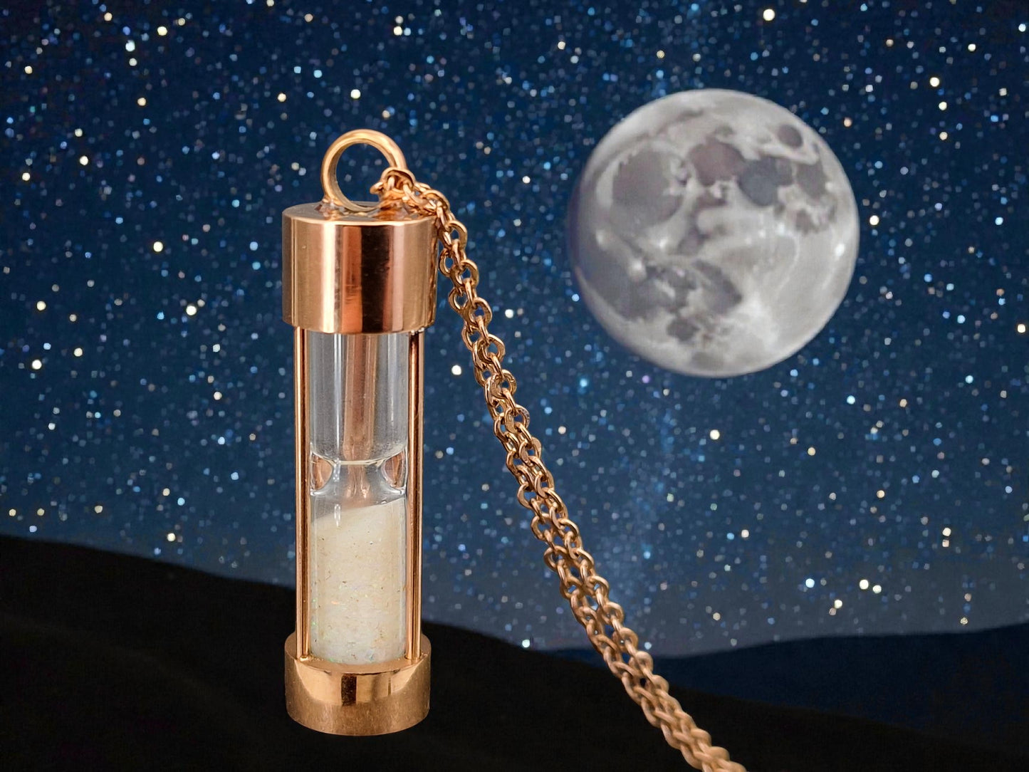 rotgoldfarbender Edelstahl Sanduhr Anhhänger, bunte Lightning Ridge Opalsplitter, Edelstahlkette 50cm, von Hand individualisiert