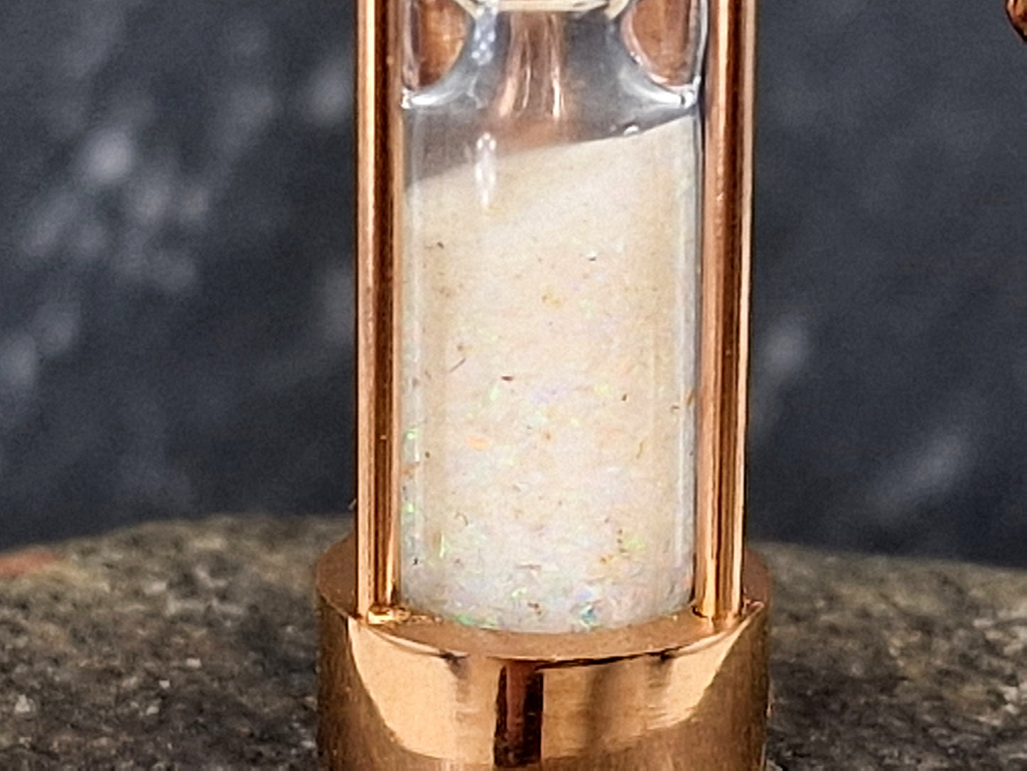 rotgoldfarbender Edelstahl Sanduhr Anhhänger, bunte Lightning Ridge Opalsplitter, Edelstahlkette 50cm, von Hand individualisiert
