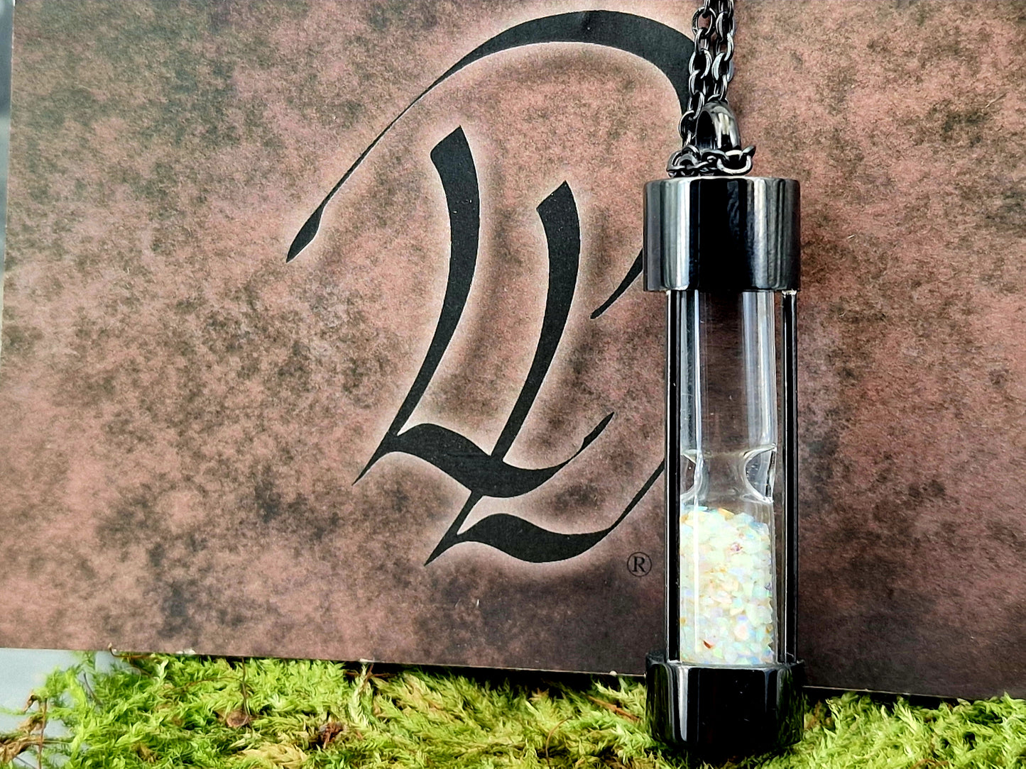 Schwarzer runder Edelstahl Sanduhr Anhänger, bunte Lightning Ridge Opalsplitter, Kette 50cm, von Hand individualisiert