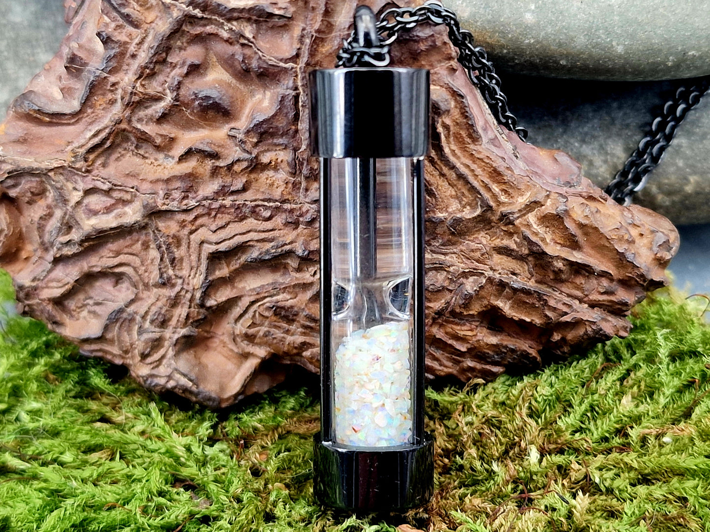 Schwarzer runder Edelstahl Sanduhr Anhänger, bunte Lightning Ridge Opalsplitter, Kette 50cm, von Hand individualisiert