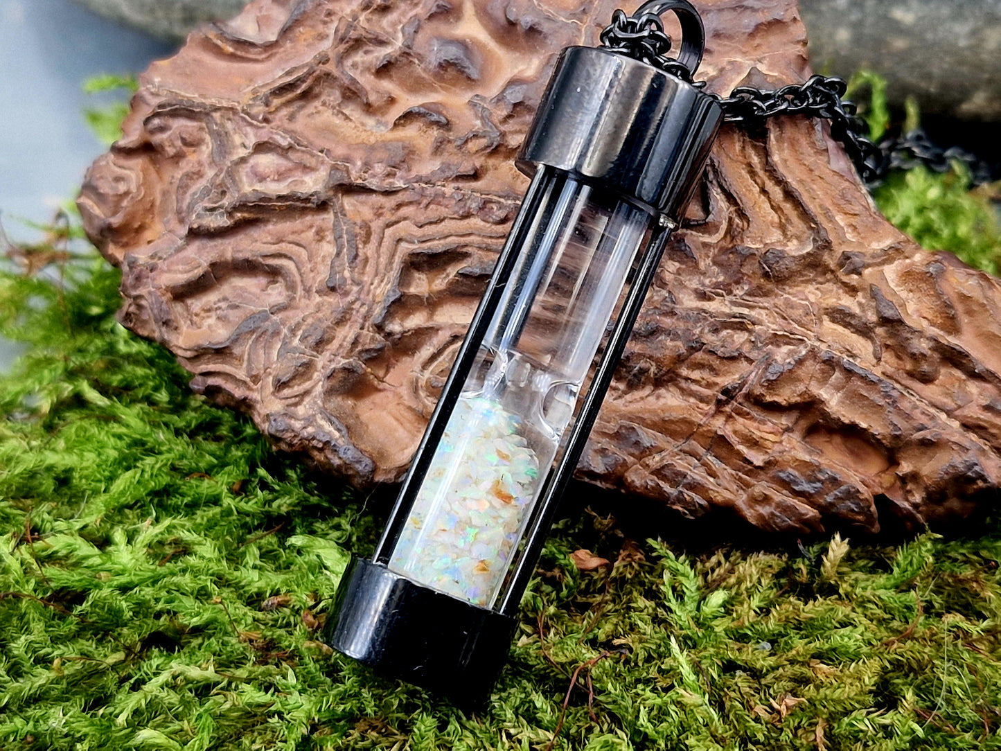 Schwarzer runder Edelstahl Sanduhr Anhänger, bunte Lightning Ridge Opalsplitter, Kette 50cm, von Hand individualisiert
