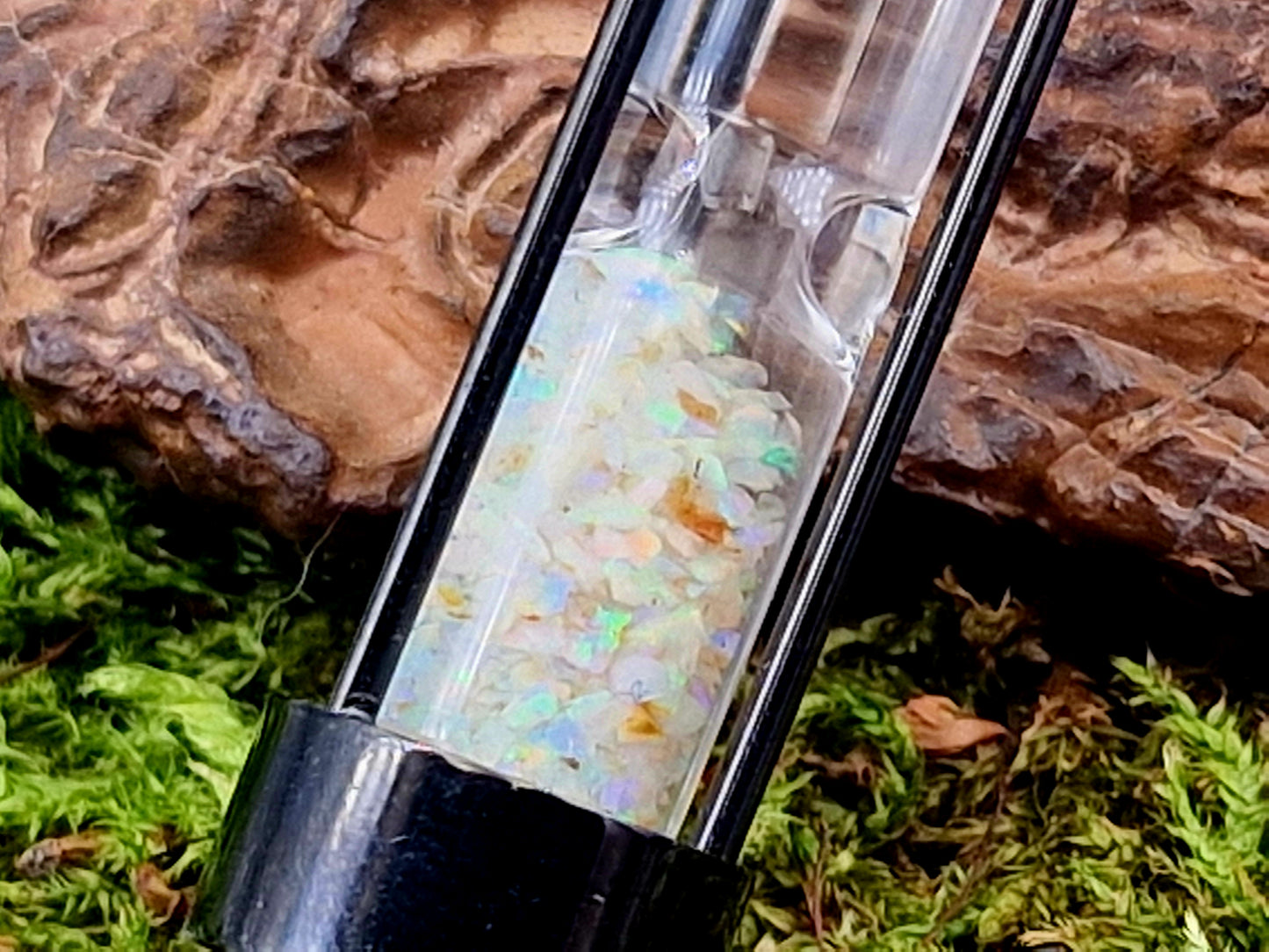 Schwarzer runder Edelstahl Sanduhr Anhänger, bunte Lightning Ridge Opalsplitter, Kette 50cm, von Hand individualisiert