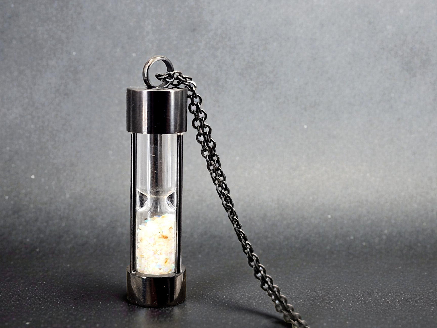 Schwarzer runder Edelstahl Sanduhr Anhänger, bunte Lightning Ridge Opalsplitter, Kette 50cm, von Hand individualisiert