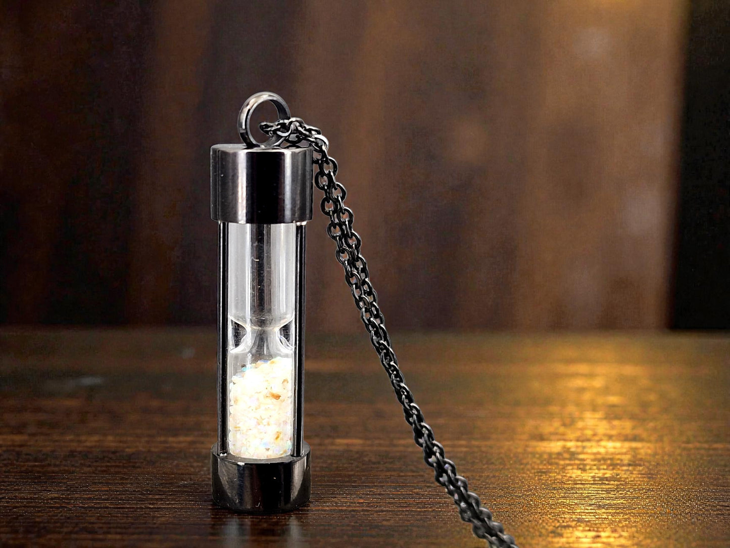 Schwarzer runder Edelstahl Sanduhr Anhänger, bunte Lightning Ridge Opalsplitter, Kette 50cm, von Hand individualisiert