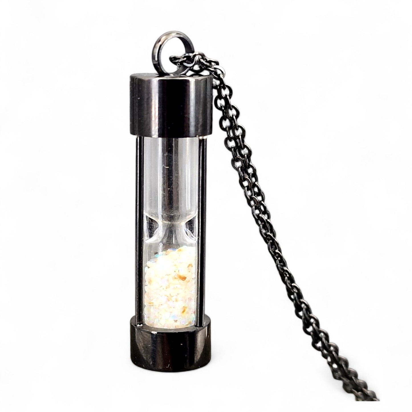 Schwarzer runder Edelstahl Sanduhr Anhänger, bunte Lightning Ridge Opalsplitter, Kette 50cm, von Hand individualisiert