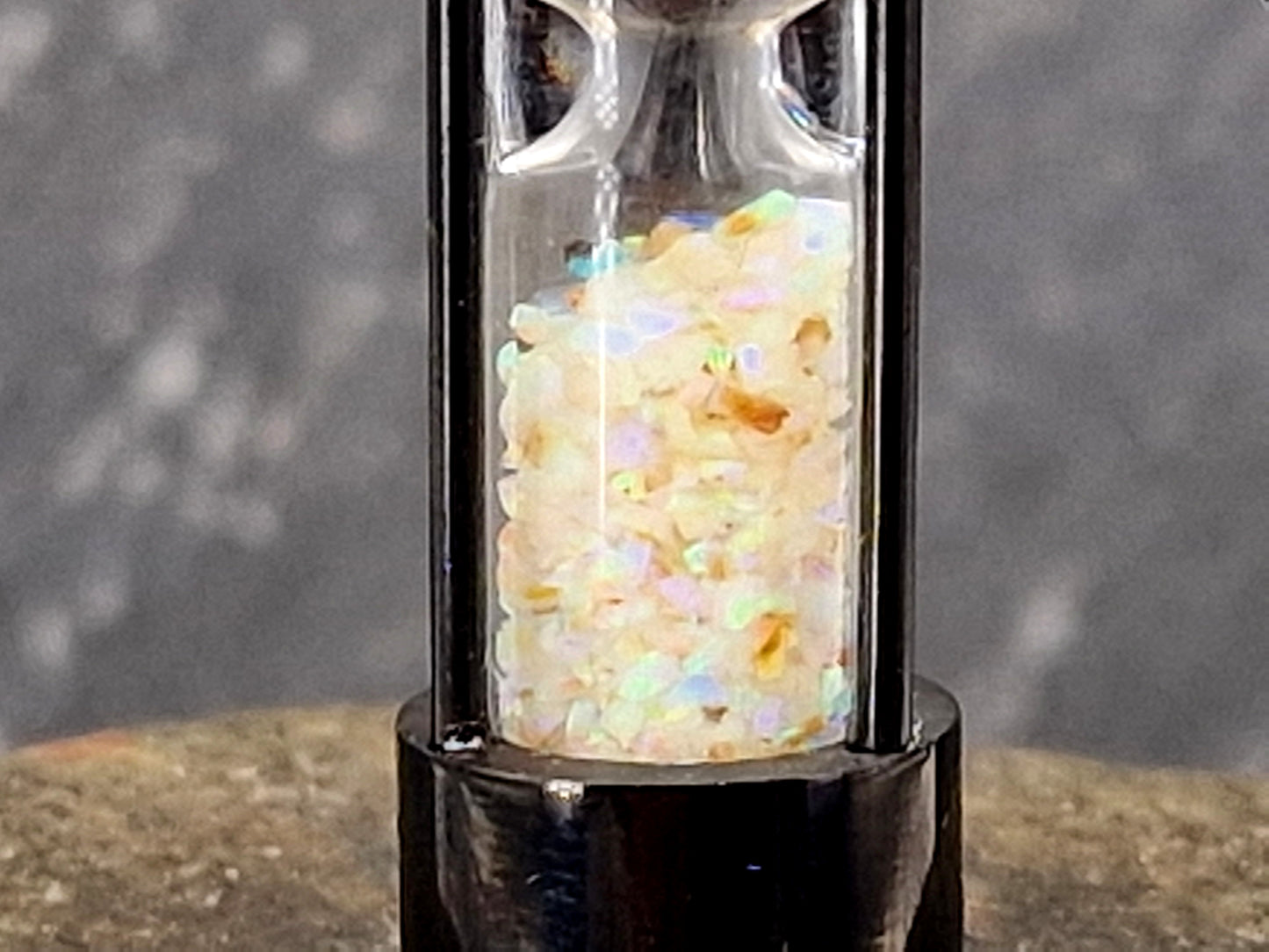 Schwarzer runder Edelstahl Sanduhr Anhänger, bunte Lightning Ridge Opalsplitter, Kette 50cm, von Hand individualisiert