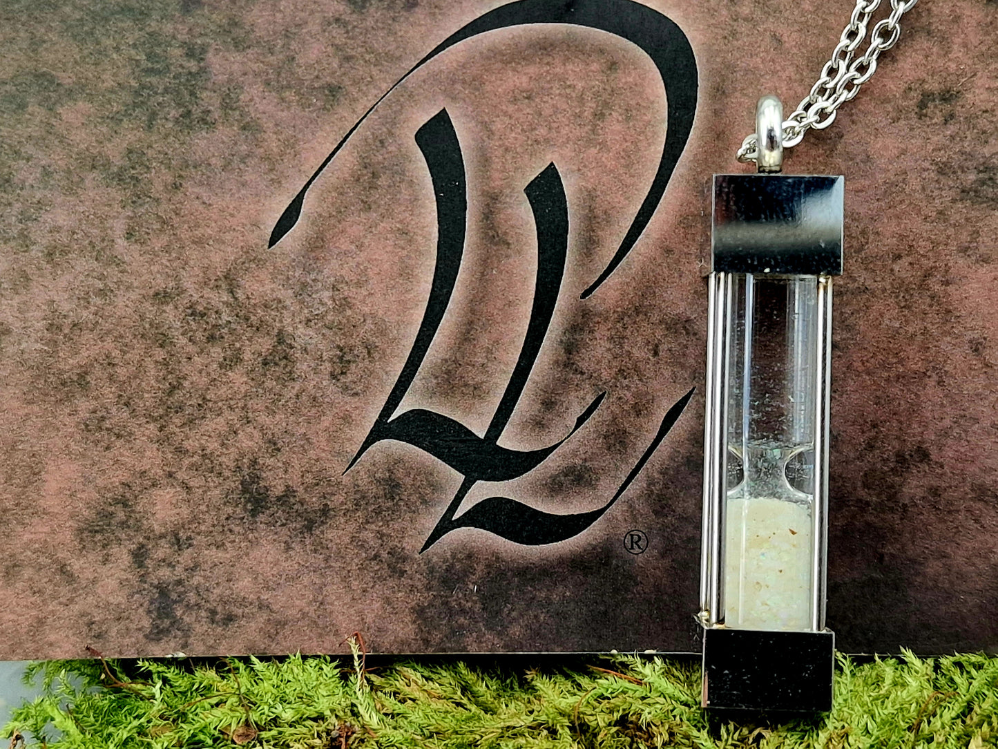 Eckige silberfarbene Edelstahl Sanduhr, Anhänger, Kette 54cm, Lightning Ridge Opalsplitter, von Hand individualisiert