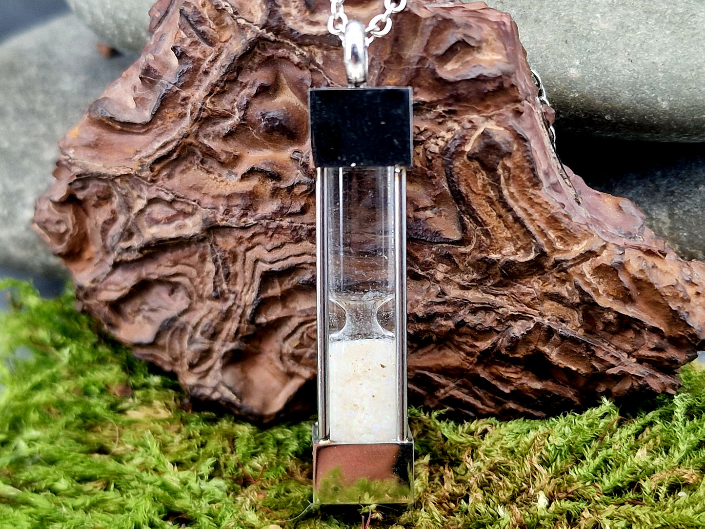 Eckige silberfarbene Edelstahl Sanduhr, Anhänger, Kette 54cm, Lightning Ridge Opalsplitter, von Hand individualisiert
