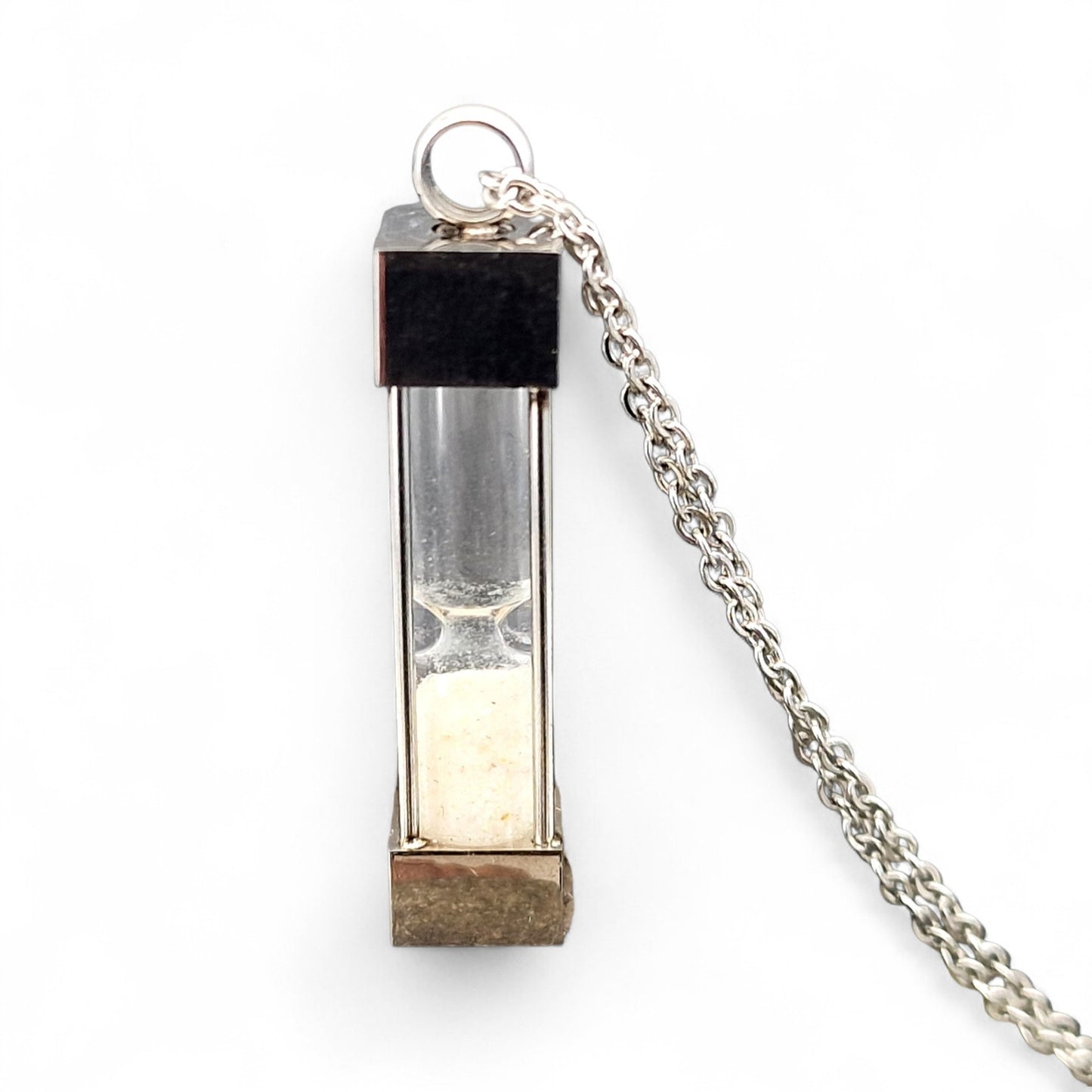 Eckige silberfarbene Edelstahl Sanduhr, Anhänger, Kette 54cm, Lightning Ridge Opalsplitter, von Hand individualisiert