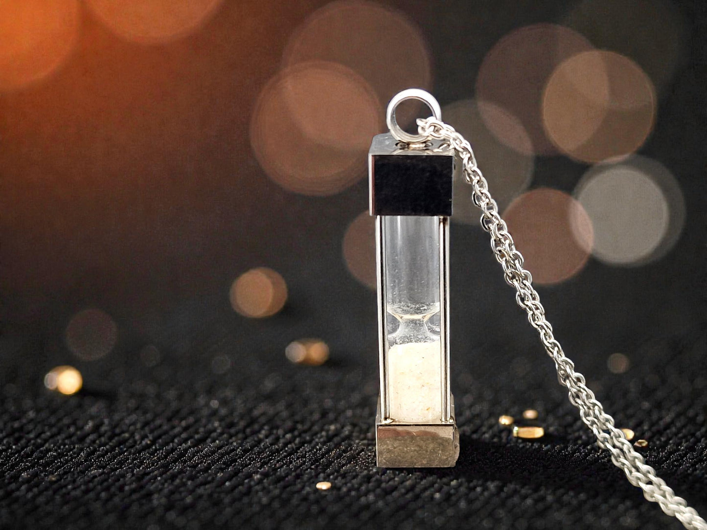 Eckige silberfarbene Edelstahl Sanduhr, Anhänger, Kette 54cm, Lightning Ridge Opalsplitter, von Hand individualisiert