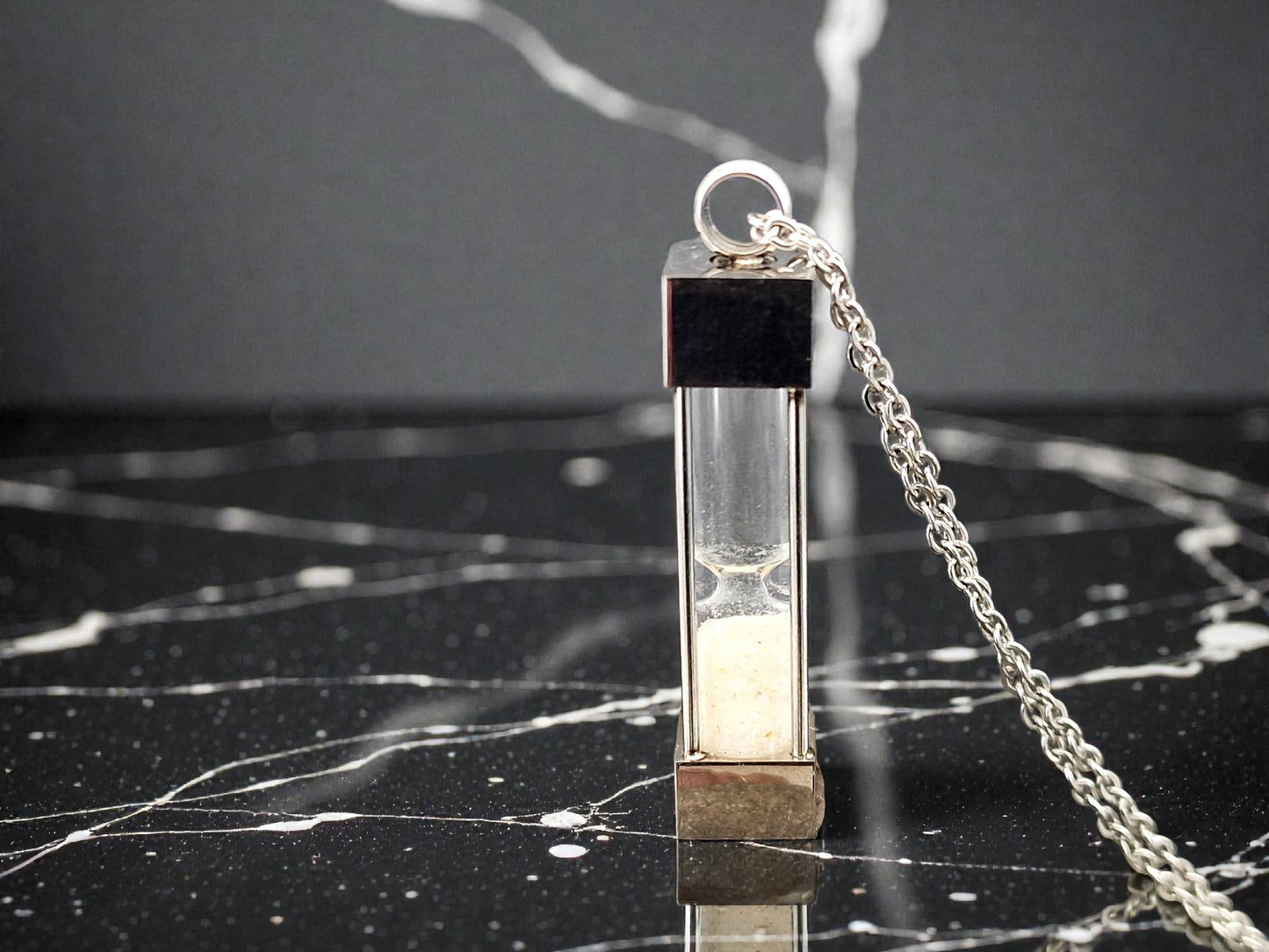 Eckige silberfarbene Edelstahl Sanduhr, Anhänger, Kette 54cm, Lightning Ridge Opalsplitter, von Hand individualisiert