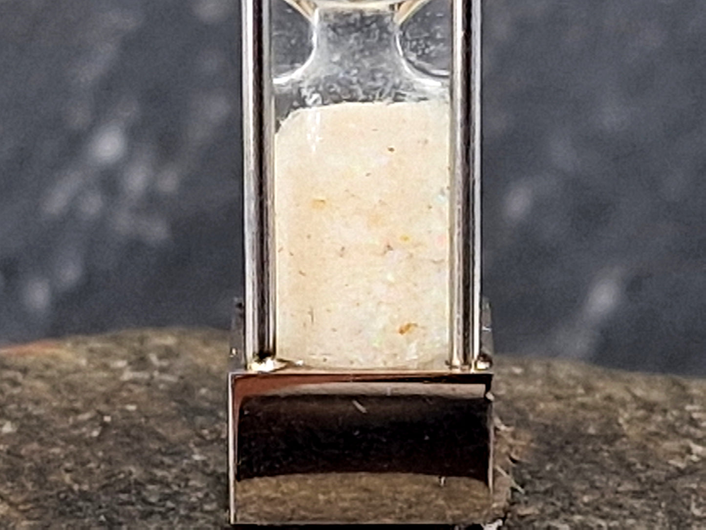 Eckige silberfarbene Edelstahl Sanduhr, Anhänger, Kette 54cm, Lightning Ridge Opalsplitter, von Hand individualisiert