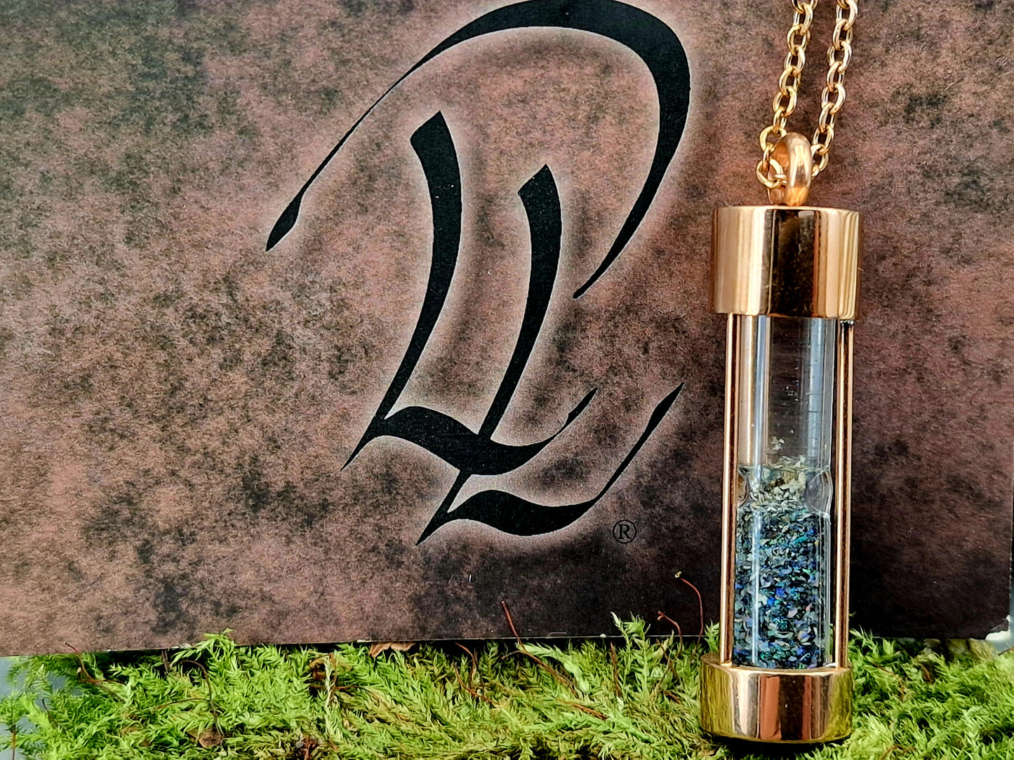 Rotgoldfarbene Edelstahl Sanduhr, rund, Kette 50cm, Andamooka Opalsplitter, von Hand individualisiert