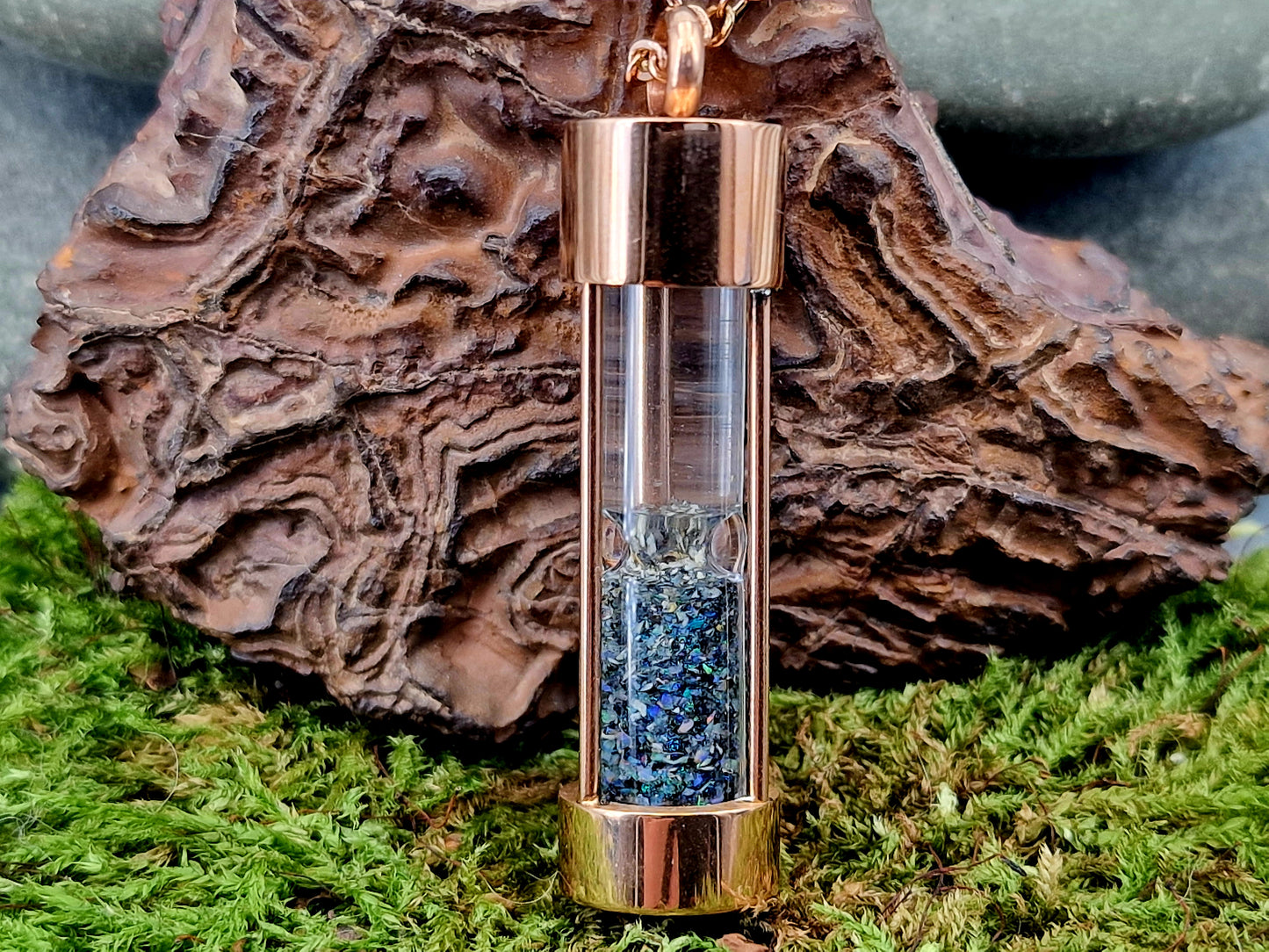 Rotgoldfarbene Edelstahl Sanduhr, rund, Kette 50cm, Andamooka Opalsplitter, von Hand individualisiert