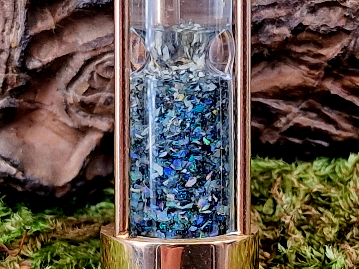 Rotgoldfarbene Edelstahl Sanduhr, rund, Kette 50cm, Andamooka Opalsplitter, von Hand individualisiert
