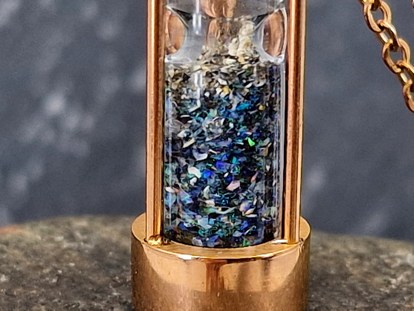 Rotgoldfarbene Edelstahl Sanduhr, rund, Kette 50cm, Andamooka Opalsplitter, von Hand individualisiert