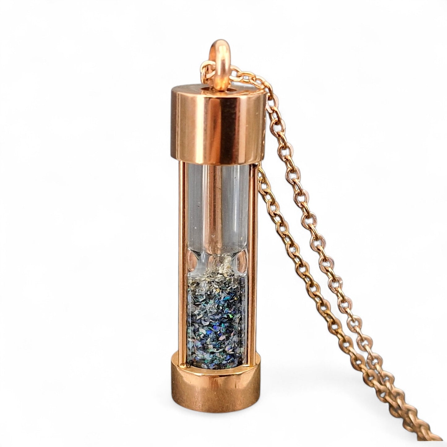 Rotgoldfarbene Edelstahl Sanduhr, rund, Kette 50cm, Andamooka Opalsplitter, von Hand individualisiert