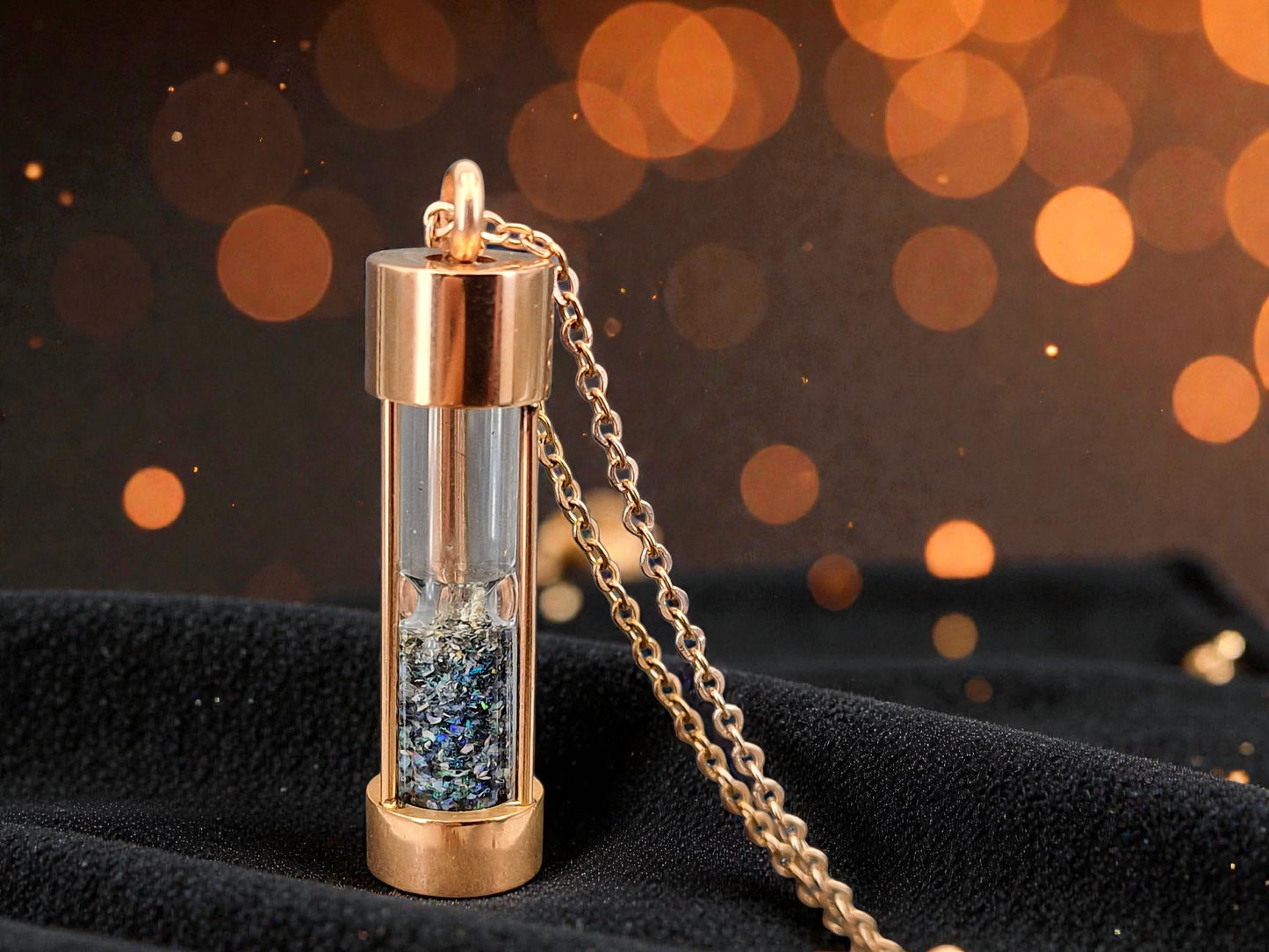 Rotgoldfarbene Edelstahl Sanduhr, rund, Kette 50cm, Andamooka Opalsplitter, von Hand individualisiert