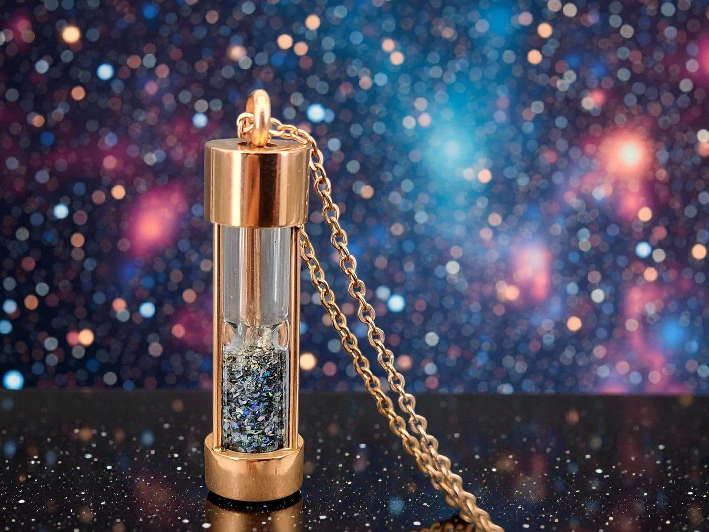 Rotgoldfarbene Edelstahl Sanduhr, rund, Kette 50cm, Andamooka Opalsplitter, von Hand individualisiert