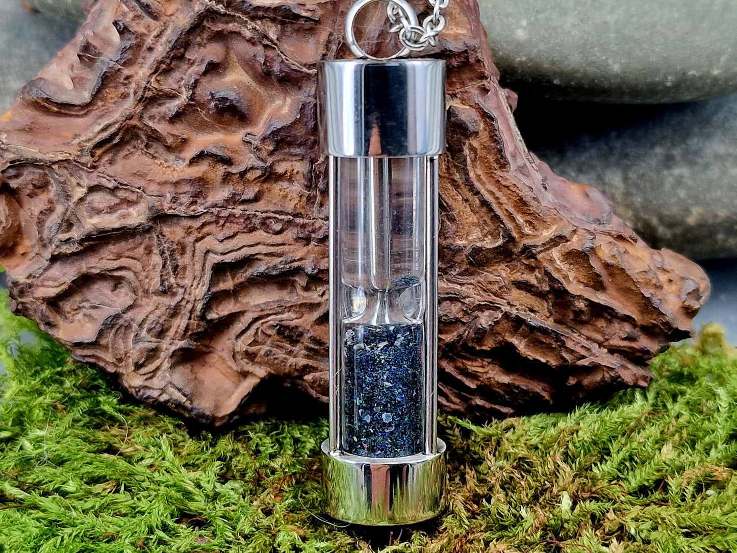 Runde silberfarbene Edelstahl Sanduhr, Edelstahlkette 50cm, bunte Andamooka Matrix Opalsplitter, von Hand individualisiert
