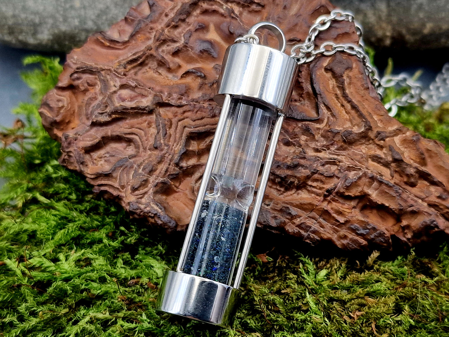 Runde silberfarbene Edelstahl Sanduhr, Edelstahlkette 50cm, bunte Andamooka Matrix Opalsplitter, von Hand individualisiert