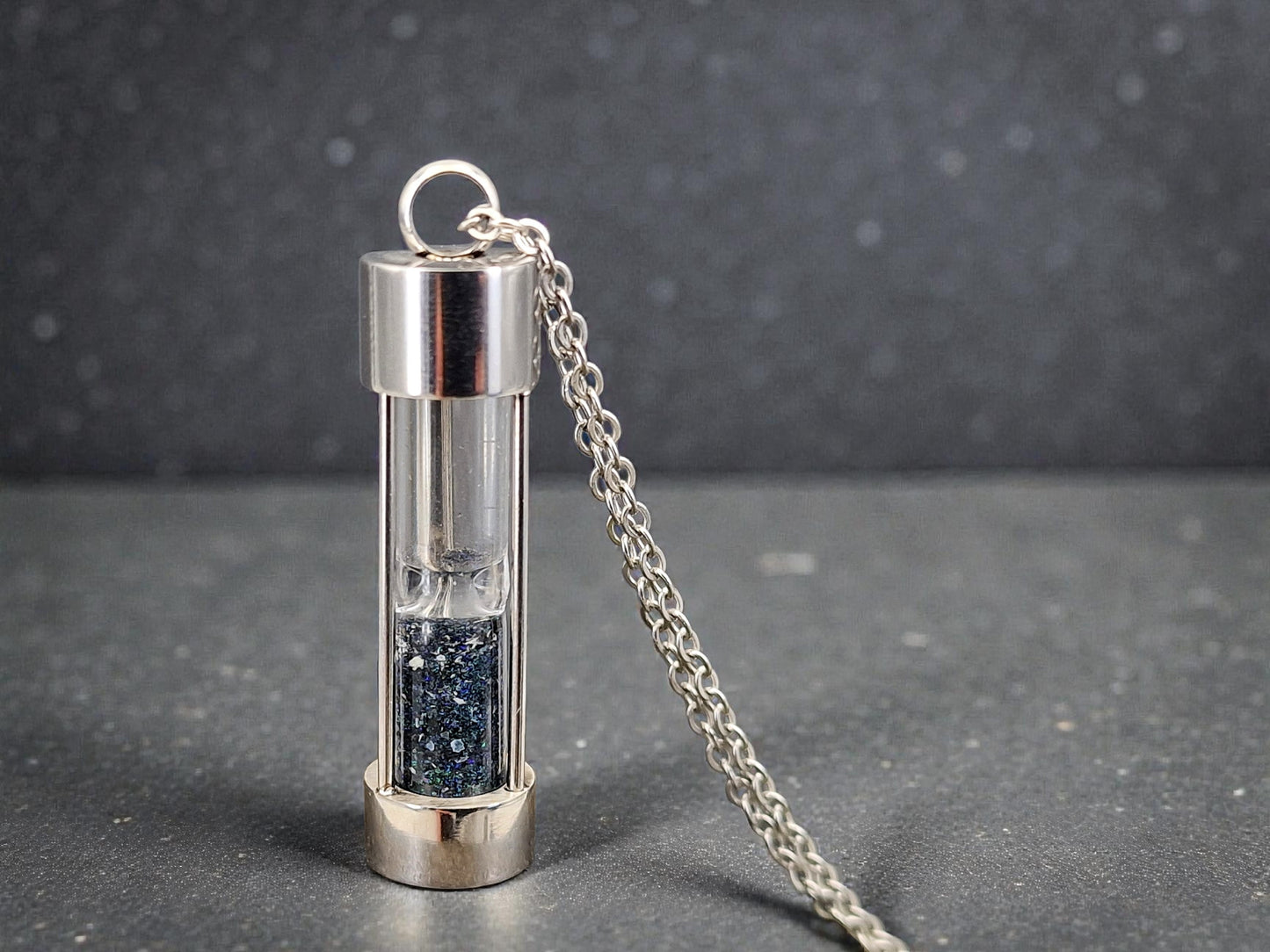 Runde silberfarbene Edelstahl Sanduhr, Edelstahlkette 50cm, bunte Andamooka Matrix Opalsplitter, von Hand individualisiert