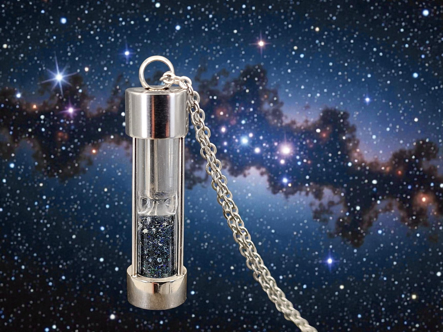 Runde silberfarbene Edelstahl Sanduhr, Edelstahlkette 50cm, bunte Andamooka Matrix Opalsplitter, von Hand individualisiert