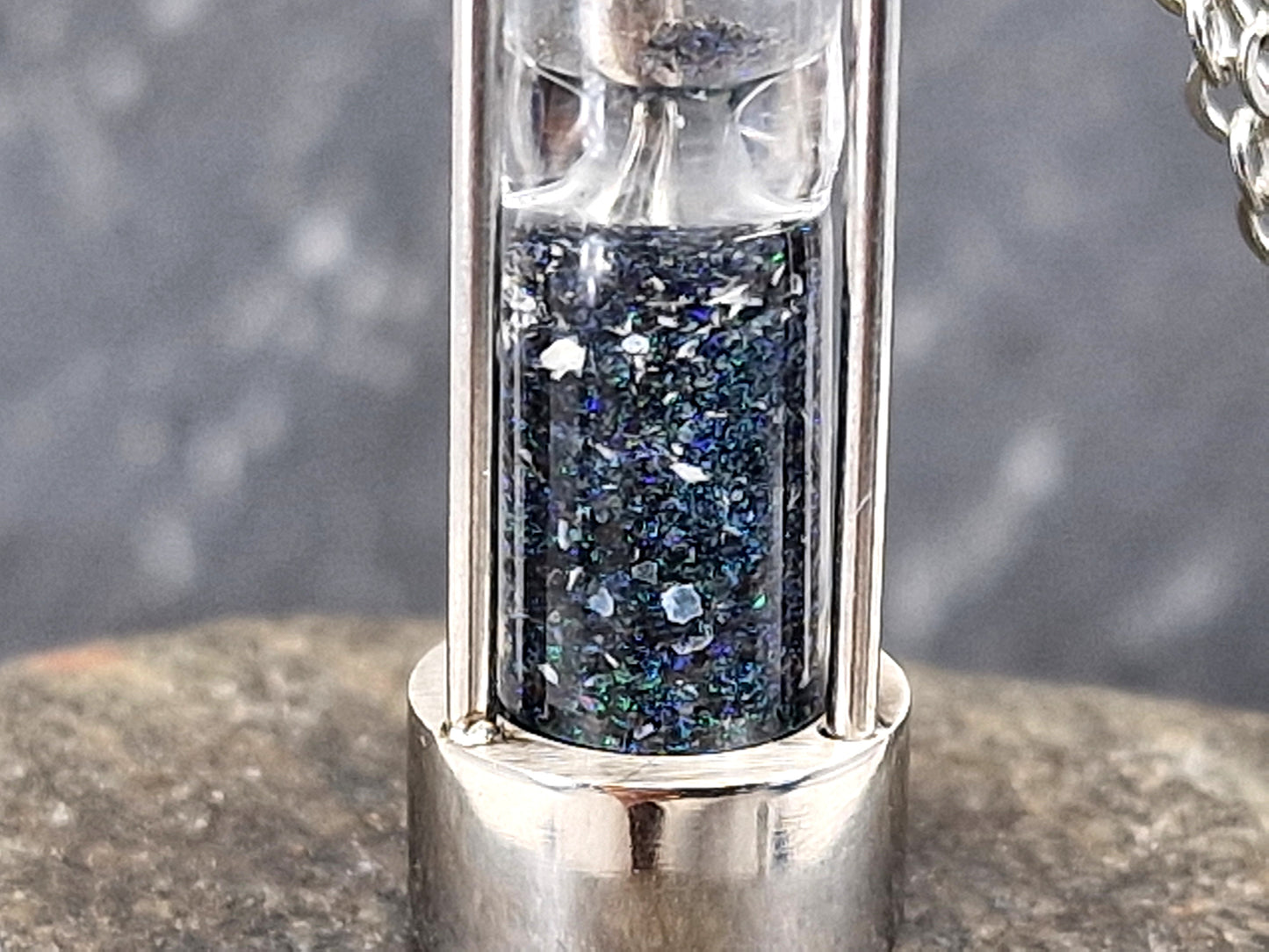 Runde silberfarbene Edelstahl Sanduhr, Edelstahlkette 50cm, bunte Andamooka Matrix Opalsplitter, von Hand individualisiert