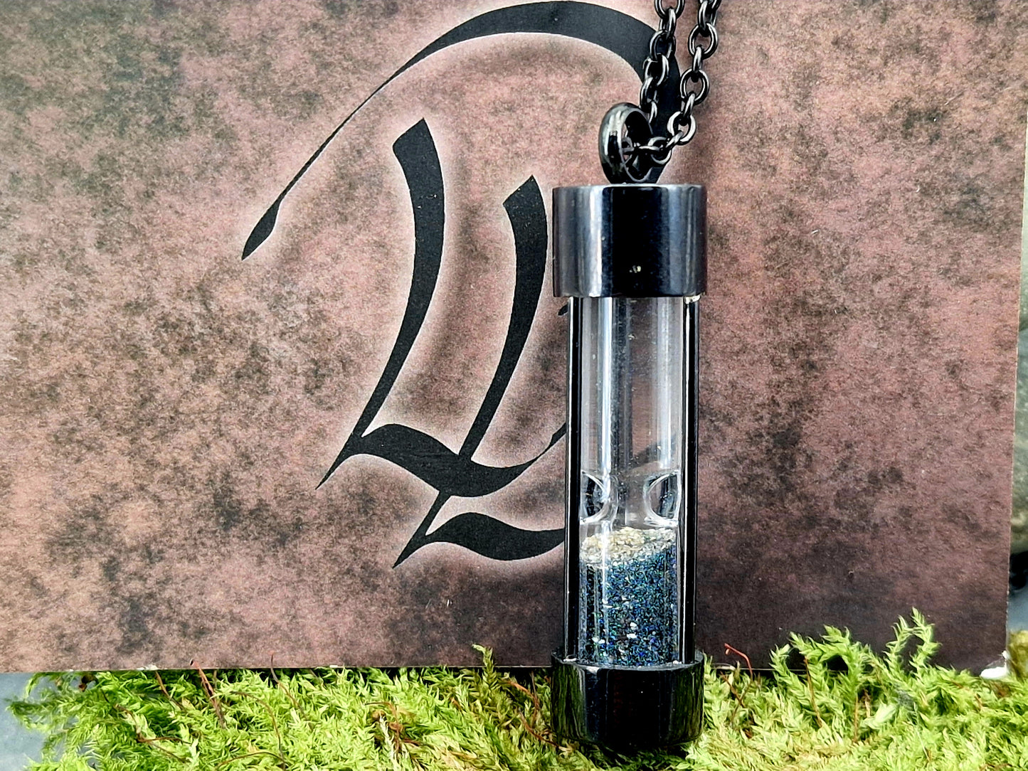 Schwarze, runde Edelstahl Sanduhr, 50cm Edelstahlkette, bunte Andamooka Matrix Opalsplitter, von Hand individualisiert