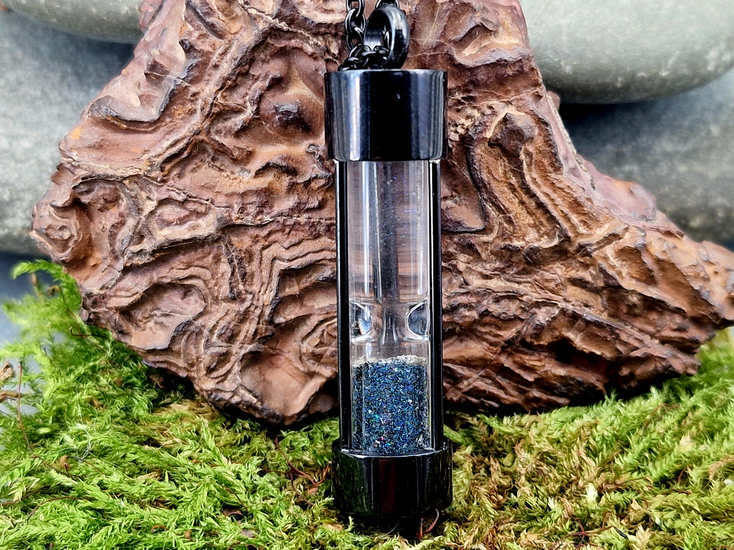 Schwarze, runde Edelstahl Sanduhr, 50cm Edelstahlkette, bunte Andamooka Matrix Opalsplitter, von Hand individualisiert