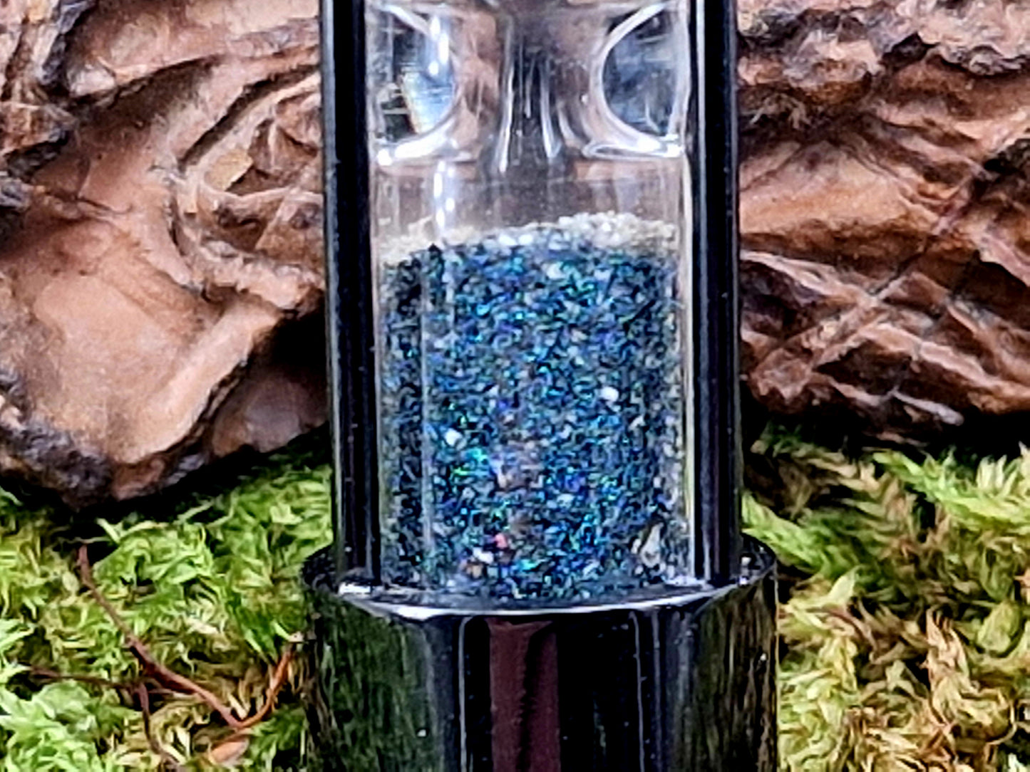 Schwarze, runde Edelstahl Sanduhr, 50cm Edelstahlkette, bunte Andamooka Matrix Opalsplitter, von Hand individualisiert