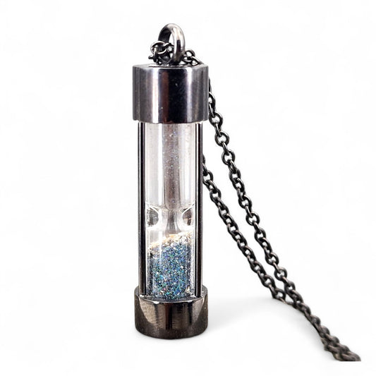 Schwarze, runde Edelstahl Sanduhr, 50cm Edelstahlkette, bunte Andamooka Matrix Opalsplitter, von Hand individualisiert