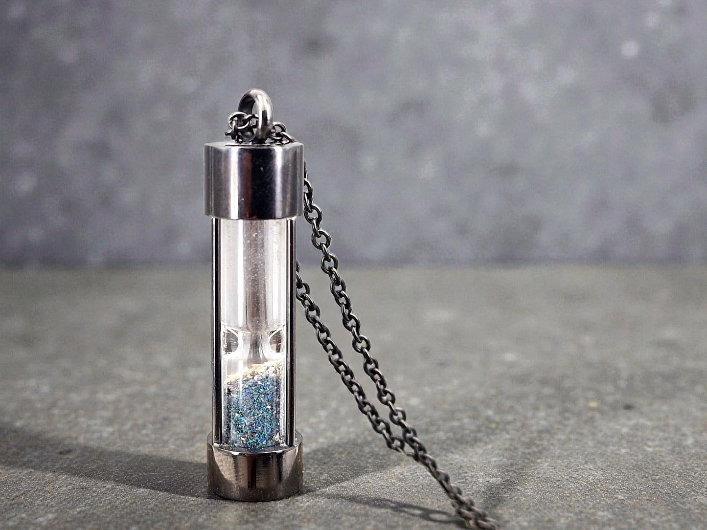 Schwarze, runde Edelstahl Sanduhr, 50cm Edelstahlkette, bunte Andamooka Matrix Opalsplitter, von Hand individualisiert