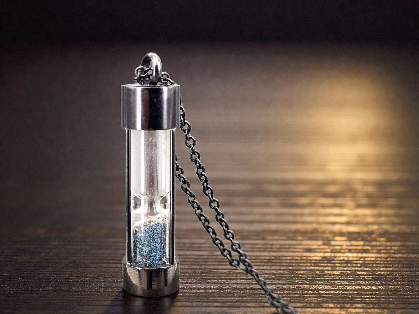 Schwarze, runde Edelstahl Sanduhr, 50cm Edelstahlkette, bunte Andamooka Matrix Opalsplitter, von Hand individualisiert