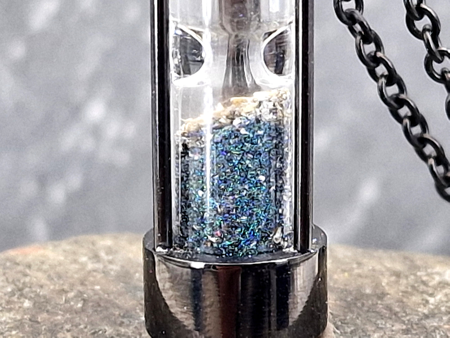Schwarze, runde Edelstahl Sanduhr, 50cm Edelstahlkette, bunte Andamooka Matrix Opalsplitter, von Hand individualisiert
