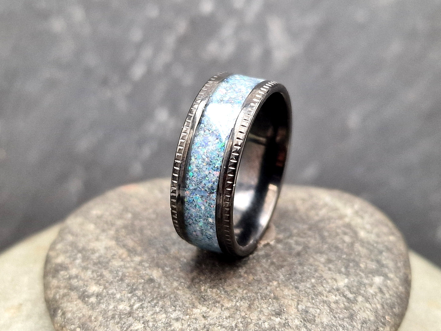 Edelstahl Ring schwarz, Gr. 60 (19,2), Multicolor Lightning Ridge Opalsplitter Band, von Hand individualisiert