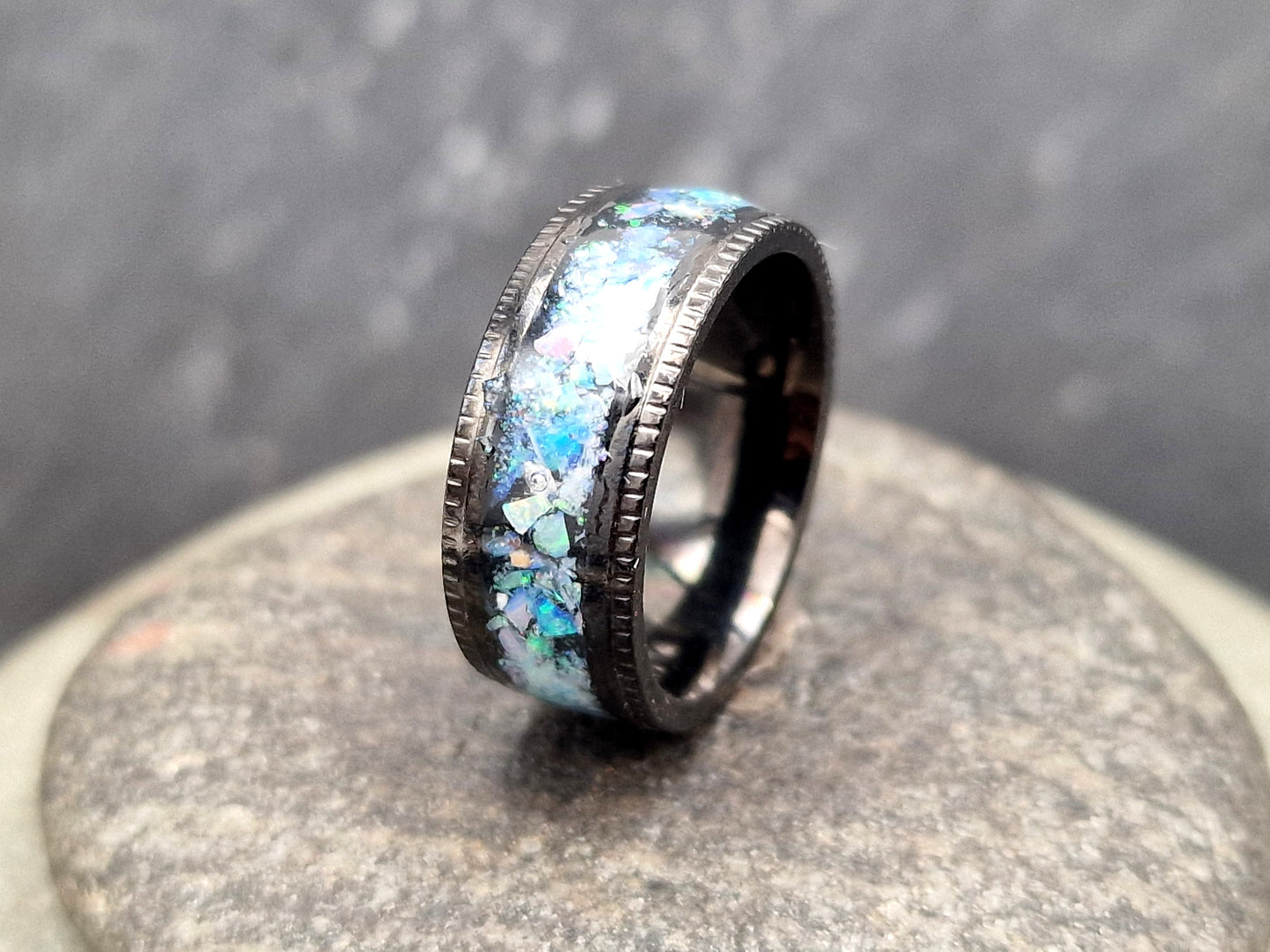 Schwarzer Edelstahl Ring, Gr. 54(17,2), Multicolor Lightning Ridge Opalsplitter Band, von Hand individualisiert