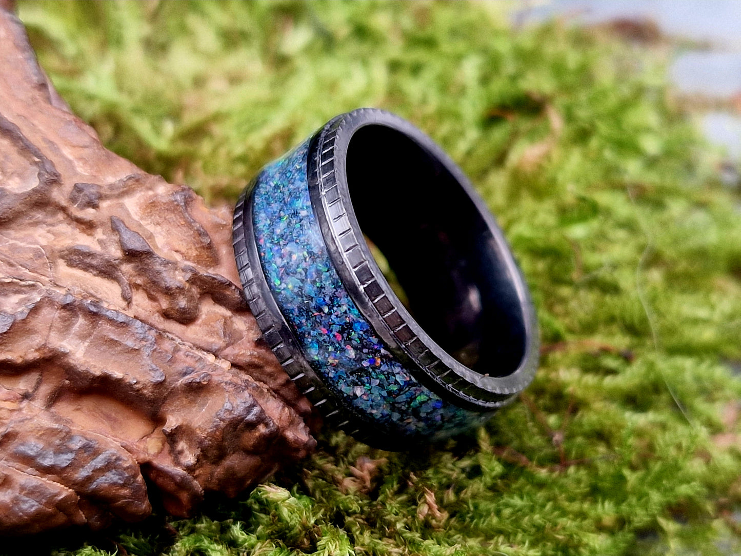 Schwarzer Edelstahl Ring, Gr. 51 (16,3), Multicolor Lightning Ridge Opalsplitter Band, von Hand individualisiert