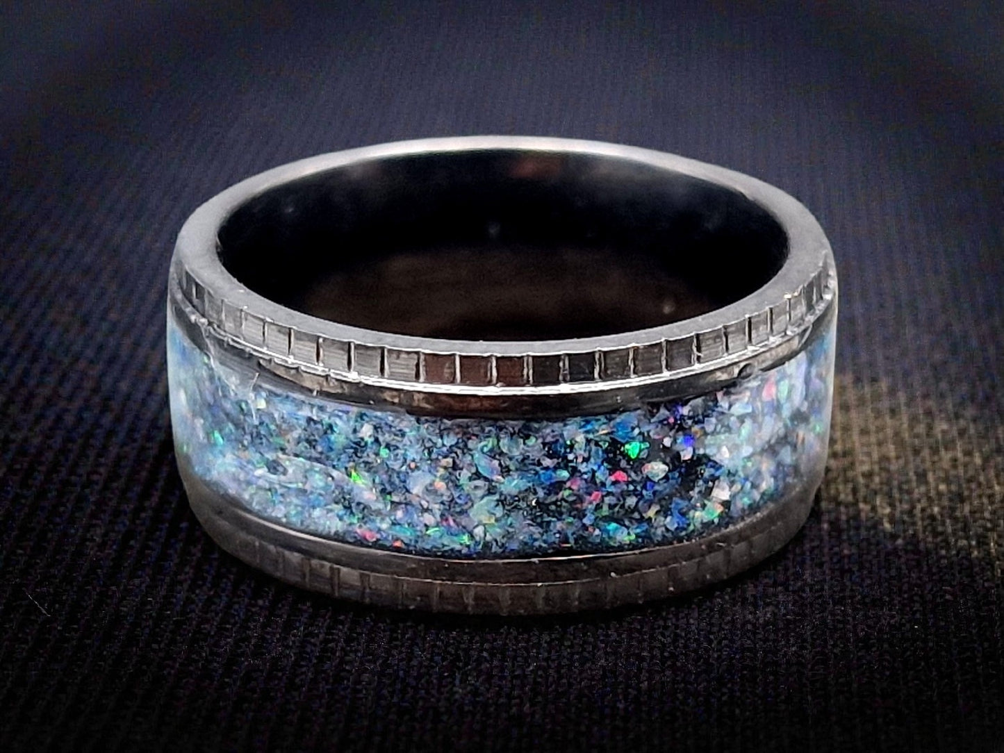 Schwarzer Edelstahl Ring, Gr. 51 (16,3), Multicolor Lightning Ridge Opalsplitter Band, von Hand individualisiert