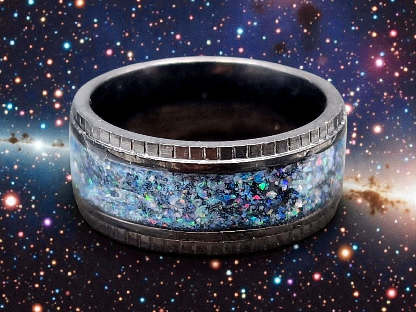 Schwarzer Edelstahl Ring, Gr. 51 (16,3), Multicolor Lightning Ridge Opalsplitter Band, von Hand individualisiert