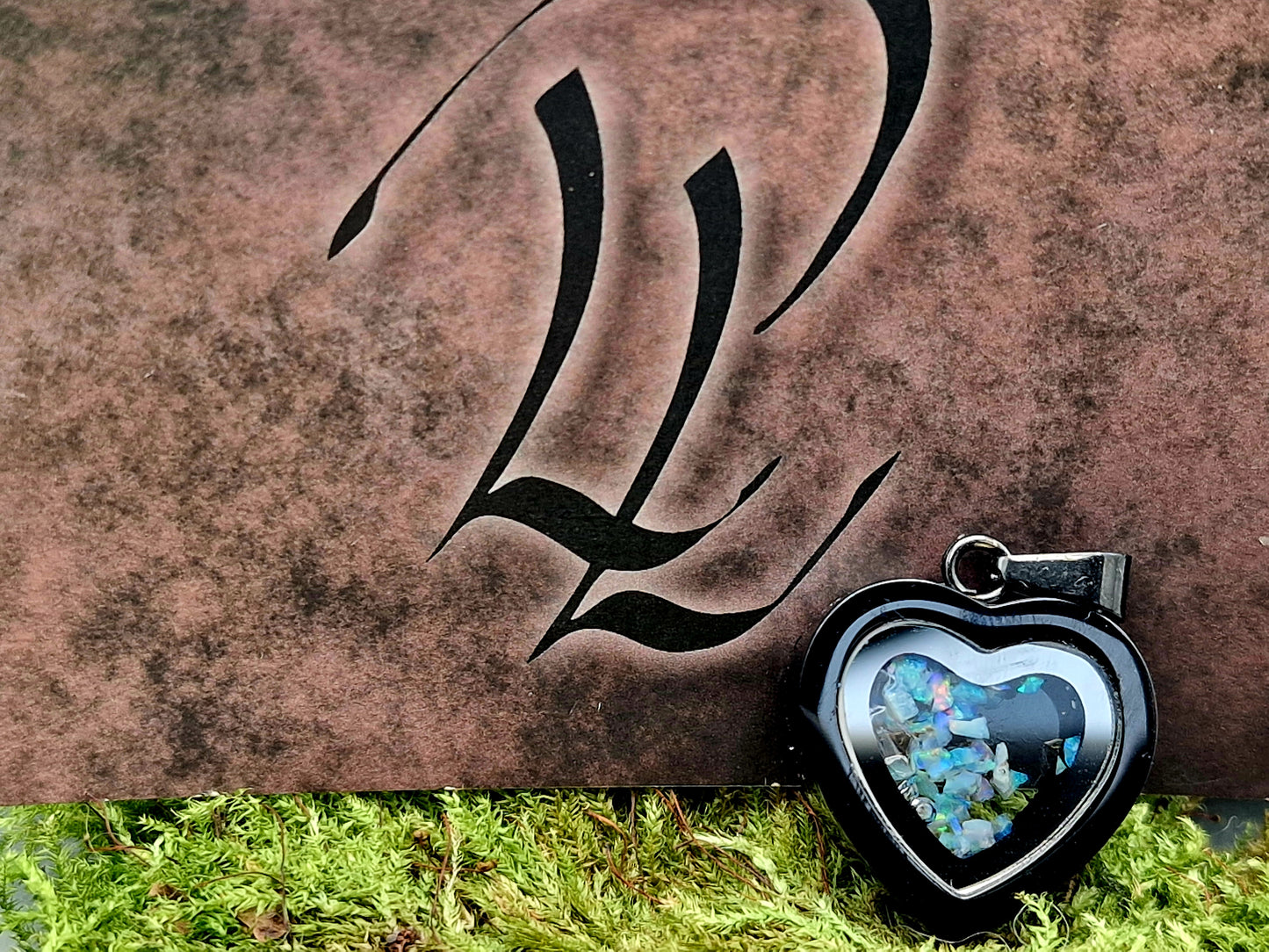 schwarz-silberfarbener Anhänger in Edelstahl Herz Form, Multicolor Lightning Ridge Opale, von Hand individualisiert