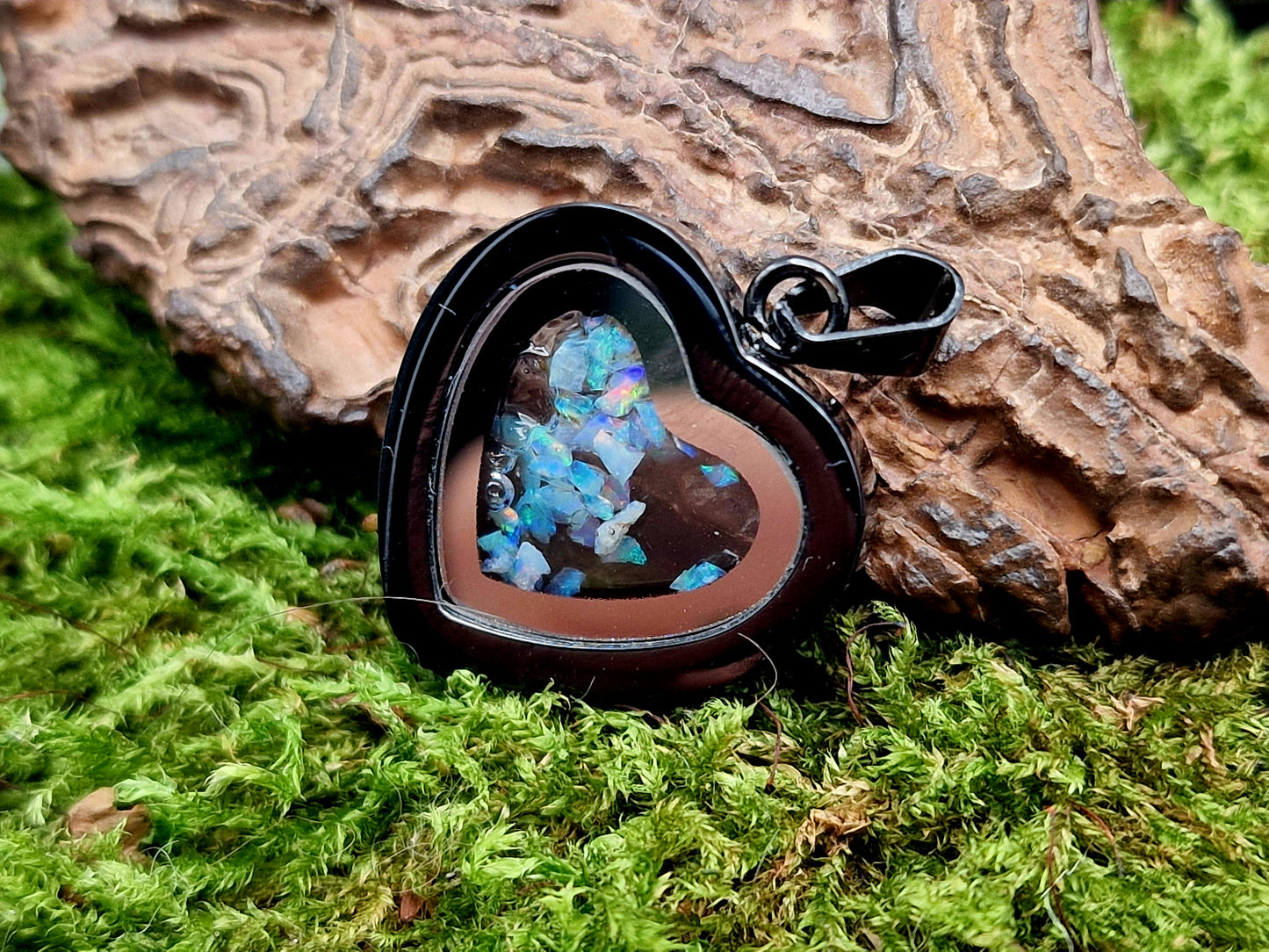 schwarz-silberfarbener Anhänger in Edelstahl Herz Form, Multicolor Lightning Ridge Opale, von Hand individualisiert
