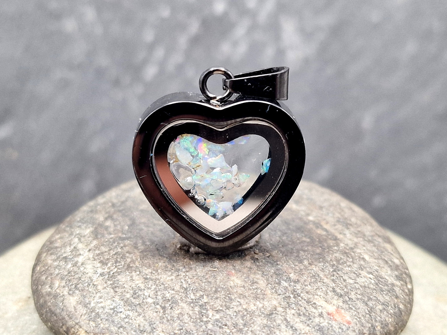 schwarz-silberfarbener Anhänger in Edelstahl Herz Form, Multicolor Lightning Ridge Opale, von Hand individualisiert