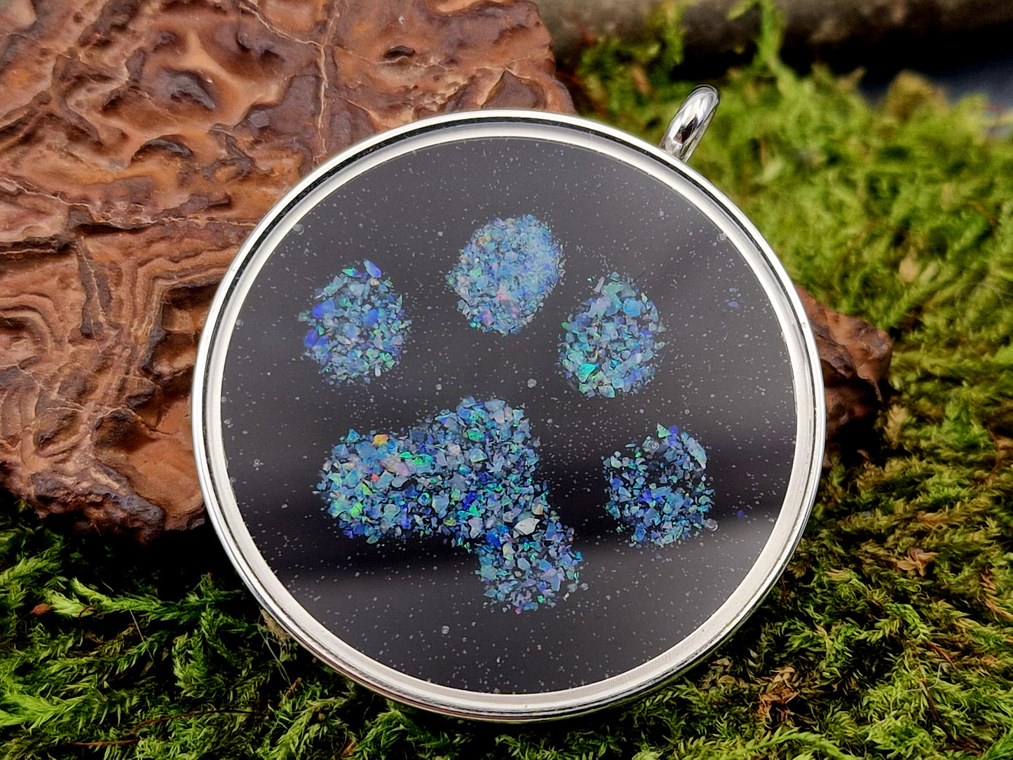 Silberfarbener Anhänger mit Multicolor Opalsplitter im Pfötchen Design, Durchmesser 40mm, von Hand individualisiert, Nr. 0101