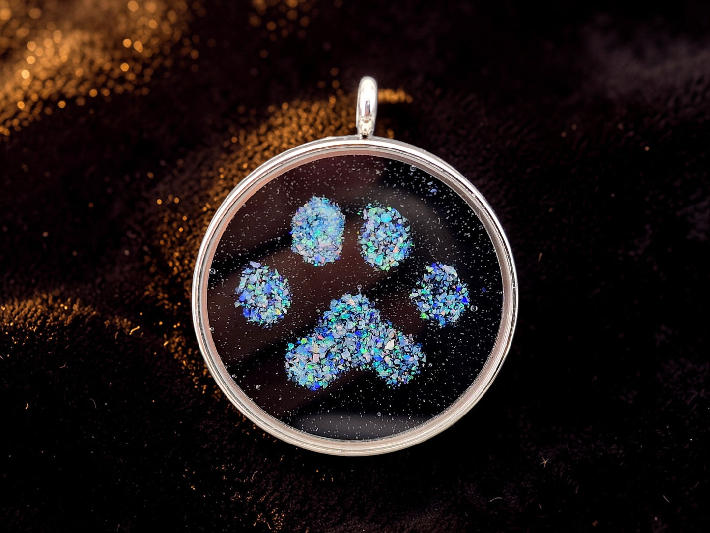 Silberfarbener Anhänger mit Multicolor Opalsplitter im Pfötchen Design, Durchmesser 40mm, von Hand individualisiert, Nr. 0101